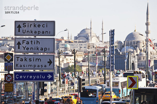 Verkehr in Sultanahmet  Altstadt von Istanbul am späten Nachmittag; Istanbul  Türkei'.