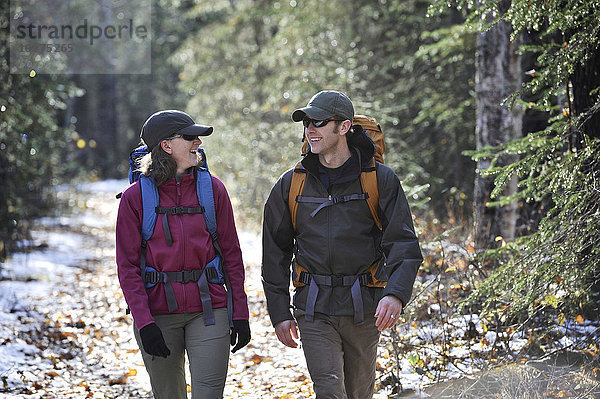 Ein Paar wandert auf dem Albert Loop Trail im Chugach State Park in der Nähe des Eagle River Nature Center in Süd-Zentral-Alaska