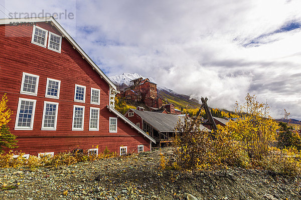 Der Porphyrberg erhebt sich hinter dem Mühlengebäude der Kennicott-Mine  Kennecott Mines National Historic Landmark  Southcentral Alaska