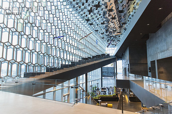 Innenraum der öffentlichen Konzerthalle Harpa  entworfen von dem dänischen Büro Henning Larsen Architects und dem isländischen Büro Batteriao Architects  die Glasfassade wurde von dem isländischen Glaskünstler Olafur Eliasson entworfen; Reykjavik  Island'