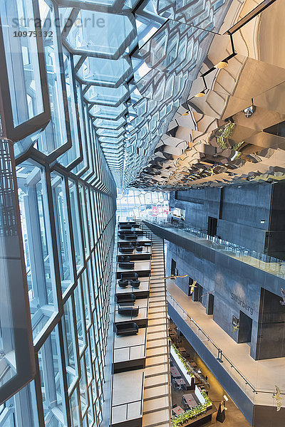 Innenraum der öffentlichen Konzerthalle Harpa  entworfen von dem dänischen Büro Henning Larsen Architects und dem isländischen Büro Batteriao Architects  die Glasfassade wurde von dem isländischen Glaskünstler Olafur Eliasson entworfen; Reykjavik  Island'