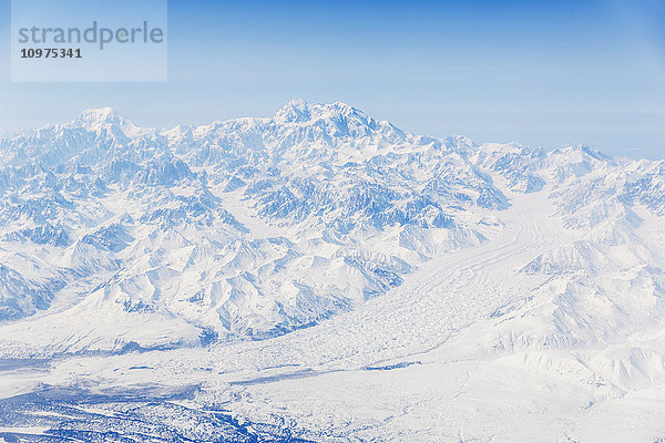 Luftaufnahme des schneebedeckten Mt. McKinley (Denali) mit dem Buckskin-Gletscher im Vordergrund  Alaska  USA  Winter