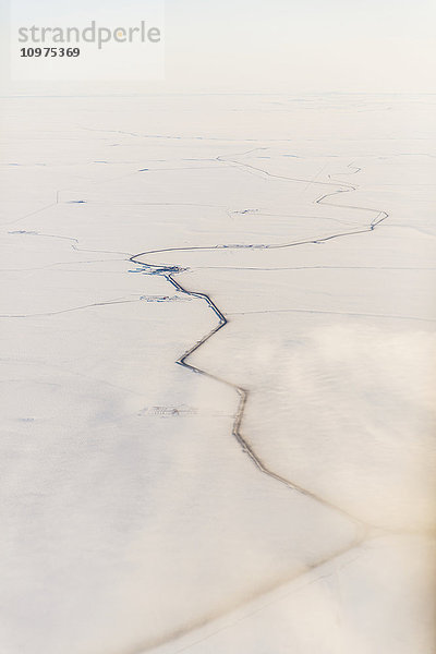 Luftaufnahme von Straßen und anderer Ölinfrastruktur in der arktischen Tundra  Arktisches Alaska  USA  Winter