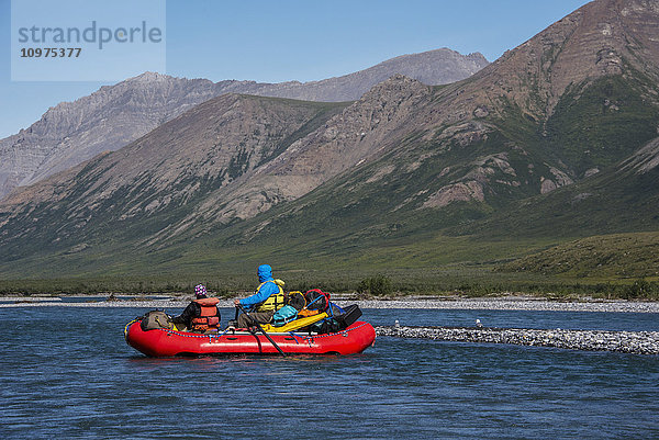 Flößer genießen den Tag entlang der Marsh Fork des Canning River im Arctic National Wildlife Refuge  Sommer  Alaska