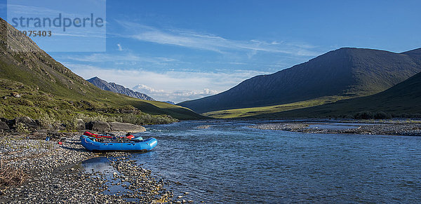 Flöße entlang des Ufers der Marsh Fork des Canning River im Arctic National Wildlife Refuge  Sommer  Alaska