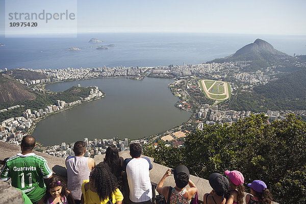 Blick auf den Jockey Club  Leblon  Ipanema und den Rodrigo de Freitas-See von der Christus-Erlöser-Statue  dem Corcovado-Berg  dem Tijaca-Nationalpark; Rio de Janeiro  Brasilien'.