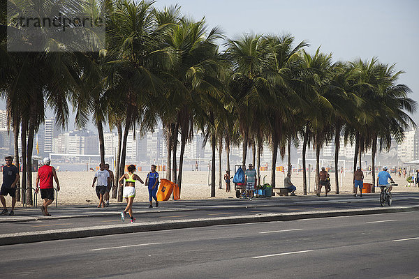 Joggen entlang der Avenue Atlantica am Strand der Copacabana; Rio de Janeiro  Brasilien'.