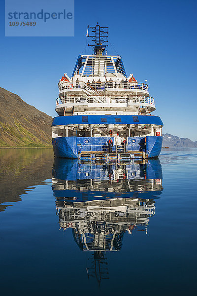 Spiegelung eines Kreuzfahrtschiffes in ruhigem Wasser; Antarktis'.