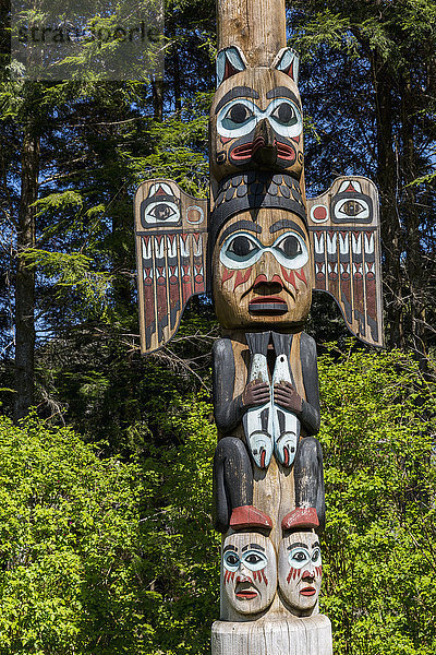 Totempfahl der Ureinwohner Alaskas an einem sonnigen Tag  Totem Bight State Historical Park  Ketchikan  Südost-Alaska  USA