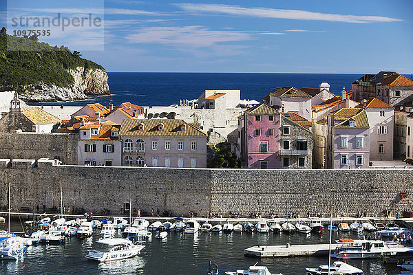 Die Stadtmauern von Dubrovnik umgeben die Altstadt von Dubrovnik und bieten atemberaubende Landschaften und Aussichtspunkte rund um die Stadt; Dubrovnik  Kroatien'