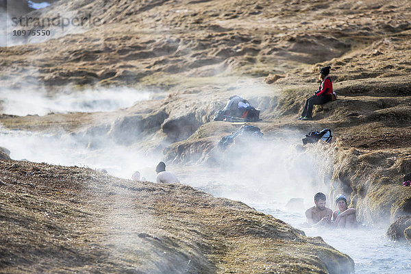 Eine Wanderung durch das Reykjadalur-Tal durch thermische Dampfquellen und kochend heiße Becken  die zum Baden geeignet sind; Reykjadalur-Tal  Reykjadalur  Island'
