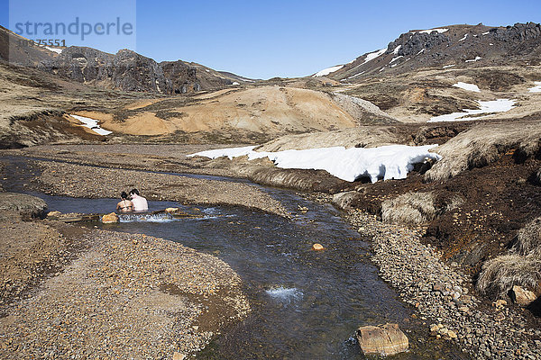 Eine Wanderung durch das Reykjadalur-Tal durch thermische Dampfquellen und kochend heiße Becken  die zum Baden geeignet sind; Reykjadalur-Tal  Reykjadalur  Island'