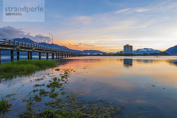 Die Brücke des Hafens von Valdez führt zum Containerterminal und zum alten Getreidesilo in Valdez  Süd-Zentral-Alaska