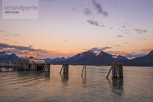 Die M/V Aurora vom Alaska Marine Highway  angedockt für den Abend in Valdez  Southcentral Alaska