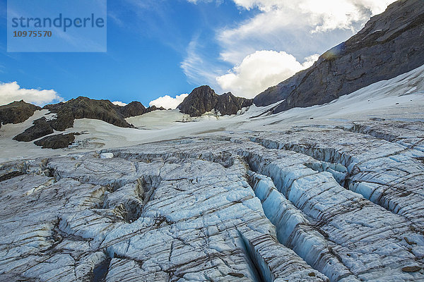 Gletscherspalten bedecken einen unbenannten Gletscher in den Chugach Mountains  in der Nähe von Valdez; Alaska  Vereinigte Staaten von Amerika'.