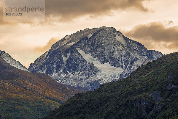 Ein Hauch von Schnee bedeckt einen Gipfel in den Chugach Mountains im Spätsommer  während sich die Alpen langsam herbstlich verfärben; Valdez  Alaska  Vereinigte Staaten von Amerika'