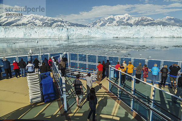 Touristen an Bord des Kreuzfahrtschiffs Coral Princess betrachten den Hubbard-Gletscher und die St. Elias Mountains in der Disenchantment Bay  Südost-Alaska  Sommer