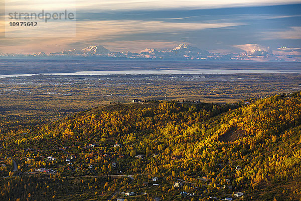 Herbstliche Aussicht auf die Ausläufer der Chugach Mountains und das Stadtzentrum von Anchorage mit der Alaska Range und dem Denali im Hintergrund  Southcentral Alaska