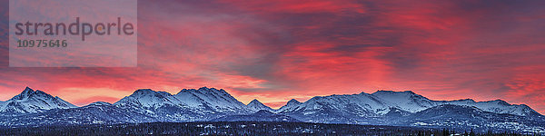 Panoramablick auf einen winterlichen Sonnenaufgang über den Chugach Mountains im Süden von Anchorage  Southcentral Alaska