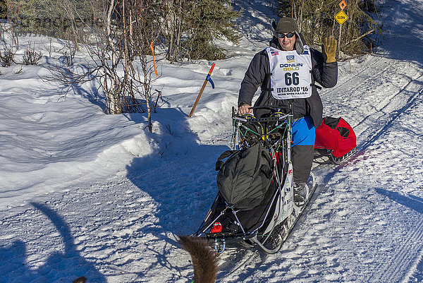 John Baker und sein Team laufen den Trail am Long Lake hinunter  kurz nachdem sie den Neustart in Willow  Alaska  während des Iditarod 2016 verlassen haben.