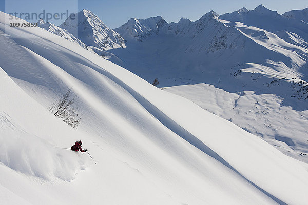 Telemark-Skifahrer im frischen Pulverschnee in den Chugach-Bergen am Turnagain Pass  Süd-Zentral-Alaska  Winter