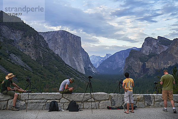 Fotografen  die darauf warten  den Tunnel View bei Sonnenuntergang zu fotografieren  Yosemite Valley  Yosemite National Park; Kalifornien  Vereinigte Staaten von Amerika'.