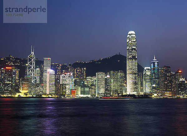 Skyline von Hongkong in der Abenddämmerung  China