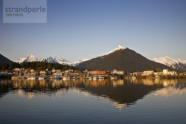 Downtown Sitka und kleiner Bootshafen mit Arrowhead Peak im Hintergrund  Südosten  Alaska