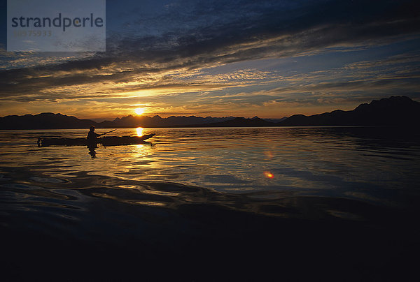 Frau Kajakfahren in Berners Bay gegen untergehende Sonne Südost Alaska Sommer Gegenlicht Silhouette