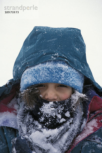 Porträt des Kindes gebündelt für den Winter in Schnee bedeckt  Alaska Winter.