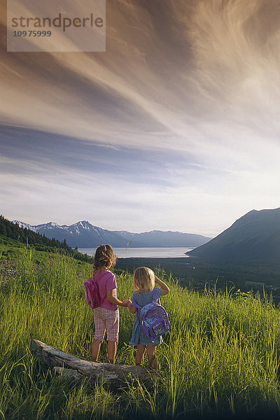 Junge Mädchen sehen Girdwood Valley & Turnagain Arm Sc/Nsummer Alaska