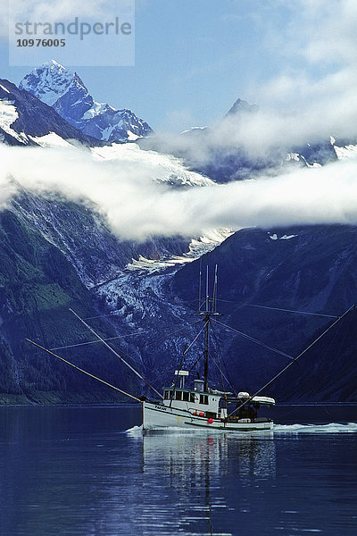 Blick auf Lachsschlepper in der Lituya Bay mit Mount Orville und Cascade Glacier im Hintergrund  Glacier Bay National Park And Preserve  Südost-Alaska  Sommer