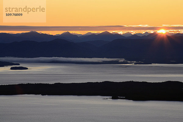 Sonnenaufgang über dem Küstengebirge  Neblige Fjorde  Revillagigedo-Kanal  Inside Passage  Südosten  Alaska.