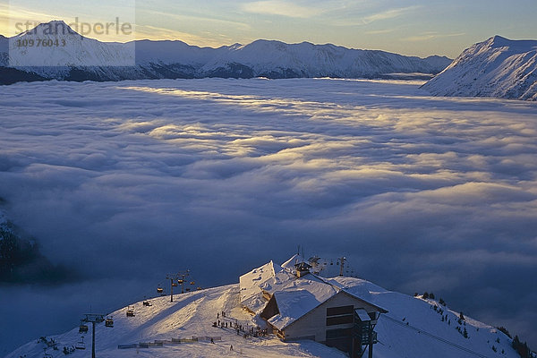 Alyeska Round House & Lodge mit Blick auf Nebel in Turnagain Arm Southcentral Winter Alaska