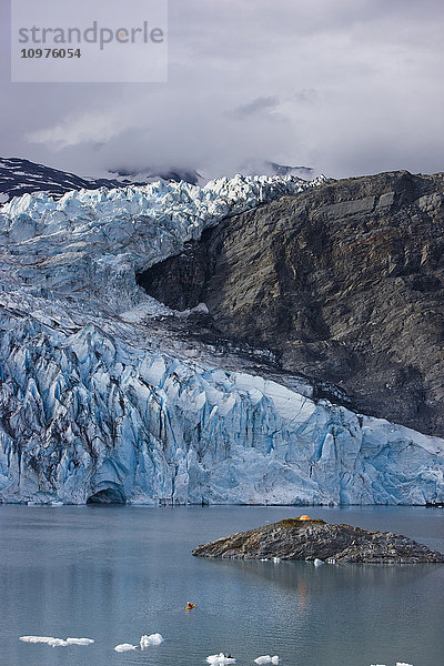 Aussicht auf den Shoup-Gletscher mit einem Zelt auf einer Insel in der Ferne  Shoup Bay State Marine Park  Prince William Sound  Southcentral Alaska