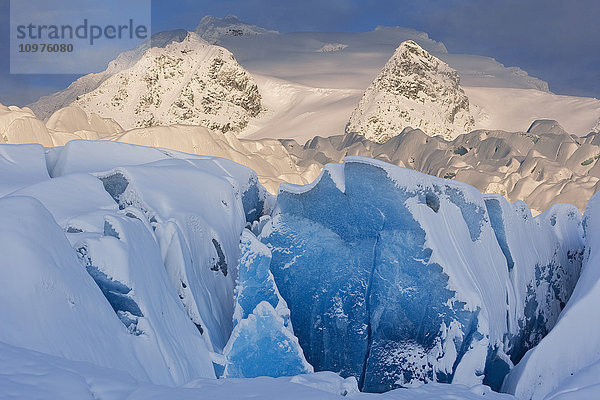 Winterliche Aussicht auf den Mendenhall-Gletscher mit den Coast Mountains im Hintergrund  Tongass National Forest  Südost-Alaska