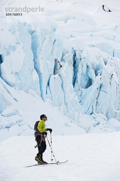 Jeff Benowitz beim Skifahren vor dem Portage Glacier  Southcentral Alaska  Winter