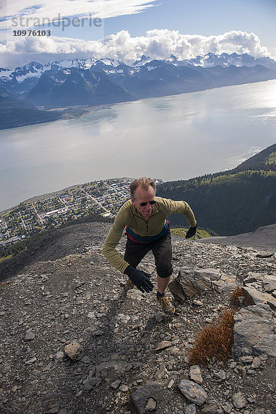 Mann auf dem Gipfelkamm des Mount Marathon Trail  oberhalb von Seward  Süd-Zentral-Alaska  Sommer