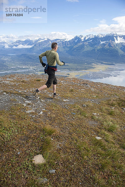 Mann beim Abstieg über die oberen Geröllfelder des Mount Marathon  Seward  Southcentral  Alaska  Sommer