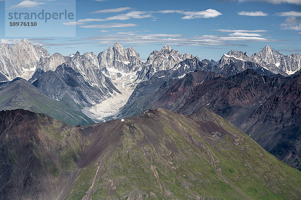 Luftaufnahme der Alaska Range und des Gebiets der Cathedral Spires im Denali-Nationalpark  Inner-Alaska  Sommer