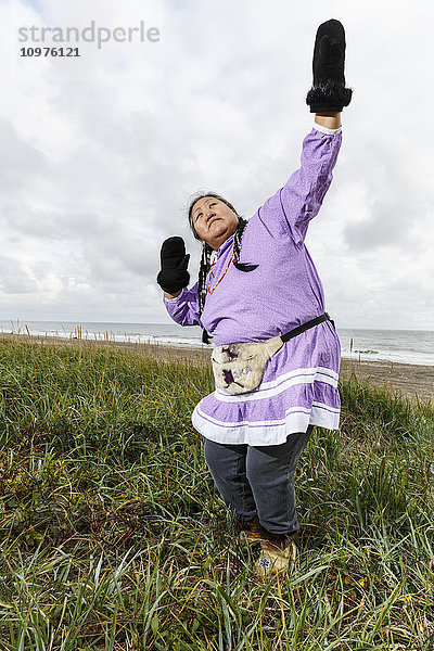 Porträt einer Yupik Eskimo-Frau im Kuspuk  die im Freien tanzt Nome  Alaska  Sommer