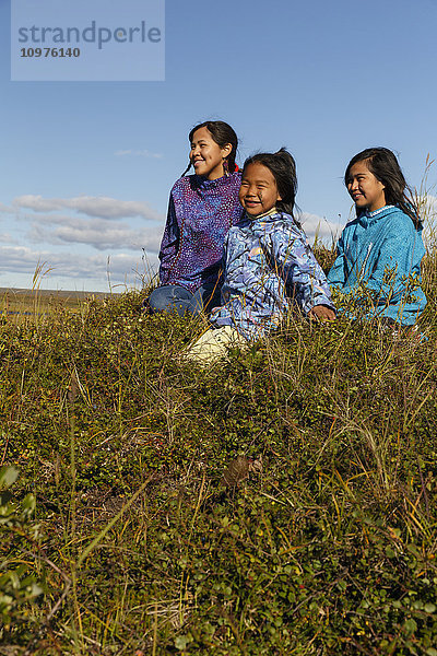 Alaska Native Athabascan Mädchen in traditionellen Kuspuks betrachten die Tundra-Landschaft außerhalb von Nome  Alaska Sommer