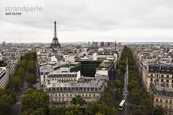 Eiffelturm und Straßen bei Tageslicht; Paris  Frankreich