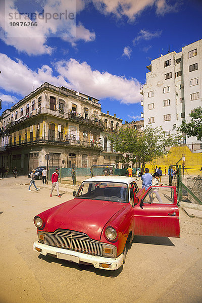 Fußgänger und Oldtimer auf der Straße; Havanna  Kuba'.