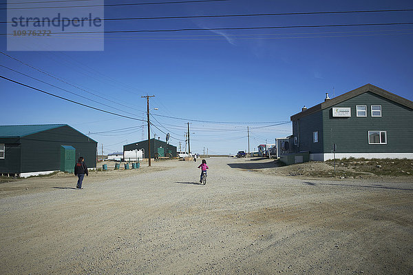 Kind auf Fahrrad auf unbefestigter Straße; Cambridge Bay  Victoria Island  Nunavut  Kanada'.