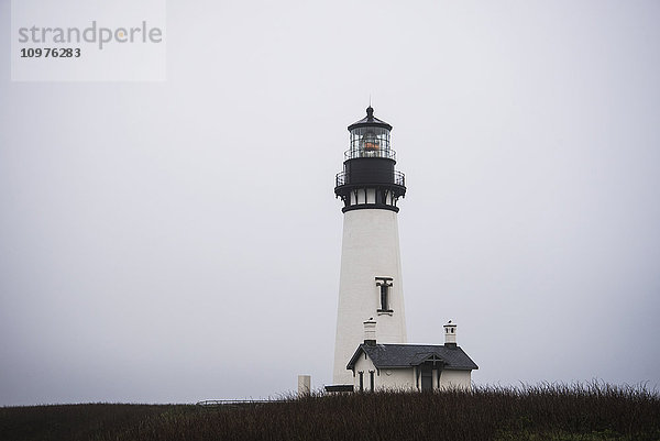 Yaquina Head Lighthouse ist von Nebel umgeben; Newport  Oregon  Vereinigte Staaten von Amerika'.