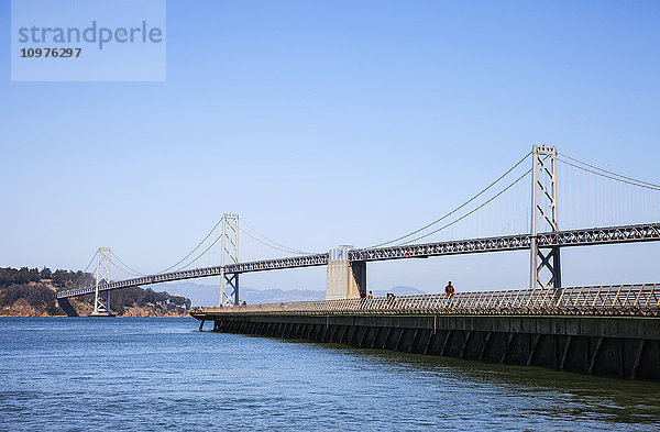 Pier 14 und die Oakland Bay Bridge; San Francisco  Kalifornien  Vereinigte Staaten von Amerika'.