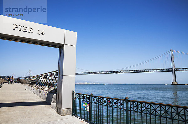 Blick auf die Oakland Bay Bridge vom Pier 14; San Francisco  Kalifornien  Vereinigte Staaten von Amerika'.