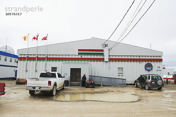 Co-op store; Cambridge Bay  Nunavut  Kanada'.