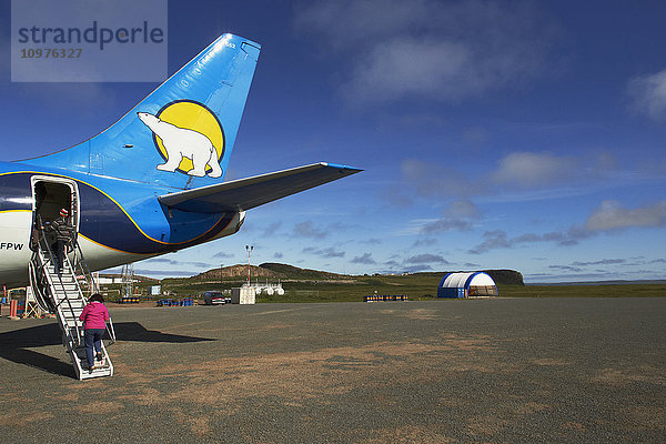 Canadian North Plane  Passagiere an Bord; Kuglatuk  Nunavut  Kanada'.